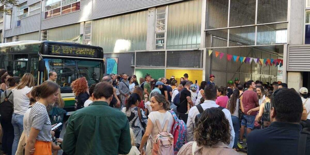 Un autobús passant de bon matí per la porta de l'Escola Nostra Llar. Font: cedida.