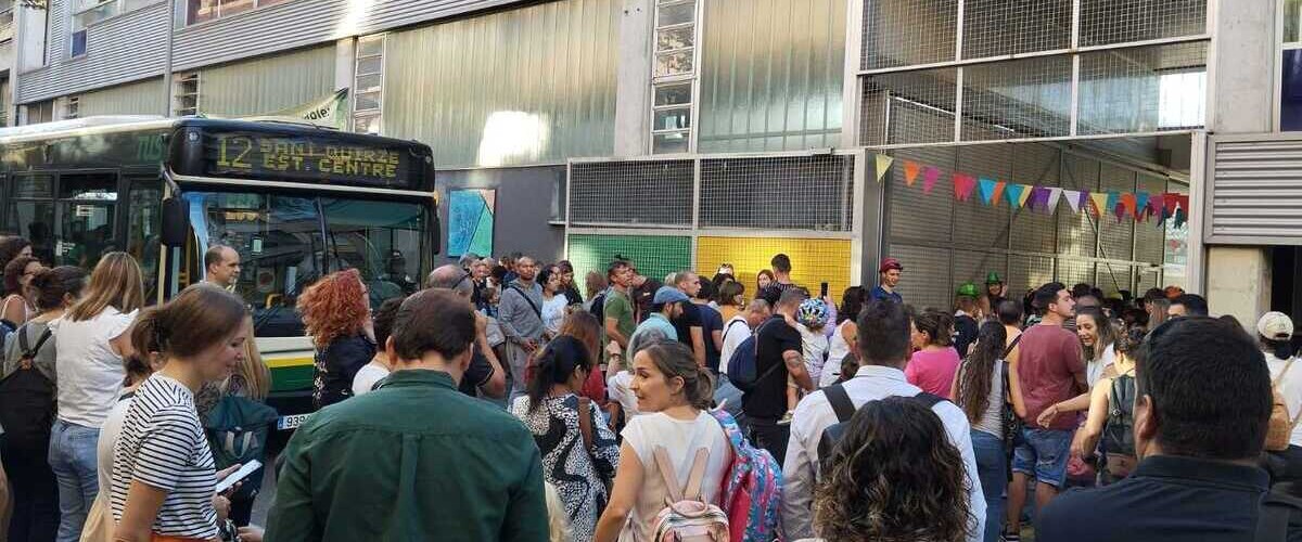 Un autobús passant de bon matí per la porta de l'Escola Nostra Llar. Font: cedida.