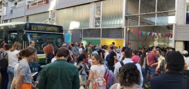 Un autobús passant de bon matí per la porta de l'Escola Nostra Llar. Font: cedida.