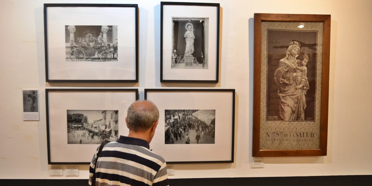 Assistents a la inauguració de la mostra 'Objectiu Sabadell'. Autor: J.d.A.