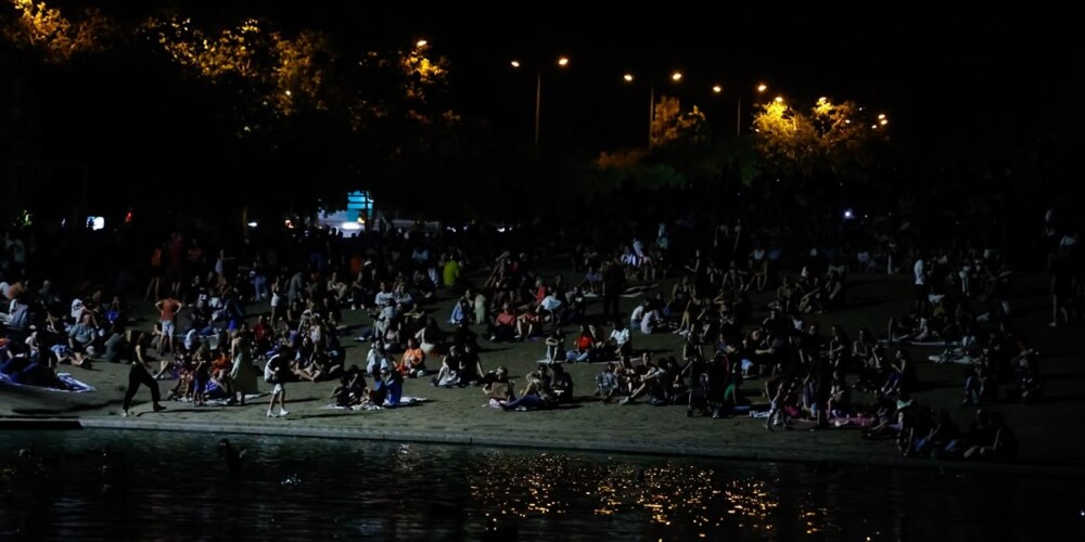 Foto portada: ciutadans seguint el castell de focs des del parc de Catalunya, el passat dilluns. Autor: David Jiménez.