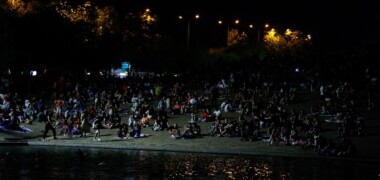 Foto portada: ciutadans seguint el castell de focs des del parc de Catalunya, el passat dilluns. Autor: David Jiménez.