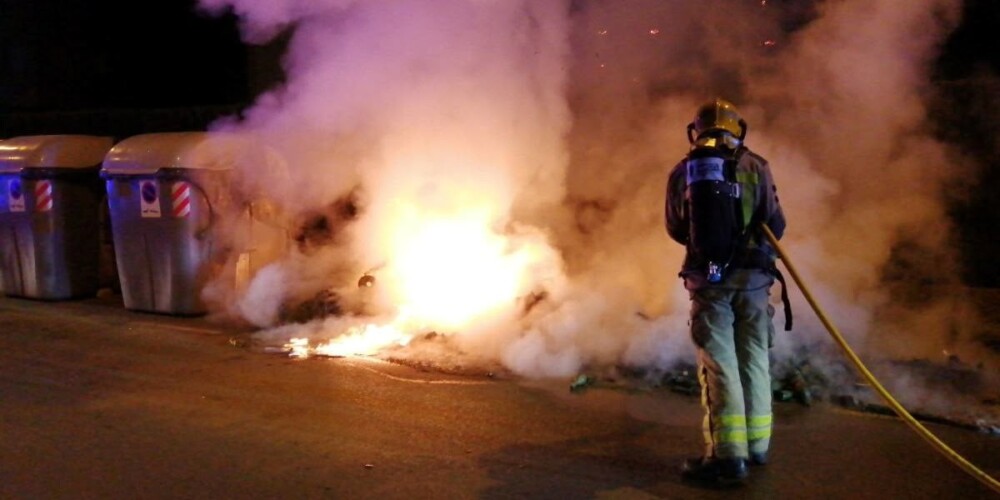 Foto portada: Bombers apagant un incendi de contenidors. Autor: cedida.