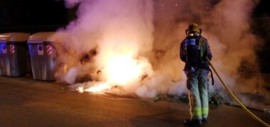 Foto portada: Bombers apagant un incendi de contenidors. Autor: cedida.