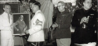 Entrega del retrato de Hitler. Elhers de blanco con la esvástica, el coronel Feijóo y el alcalde Marcet (1941). Autor desconocido/AHS.