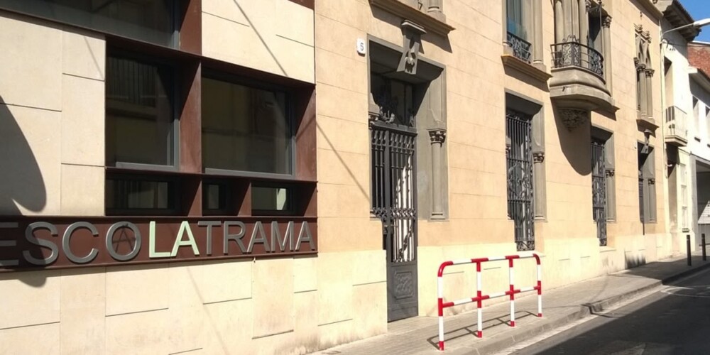 Foto portada: exterior de l'escola La Trama, al Centre. Autor: cedida.