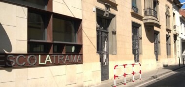 Foto portada: exterior de l'escola La Trama, al Centre. Autor: cedida.
