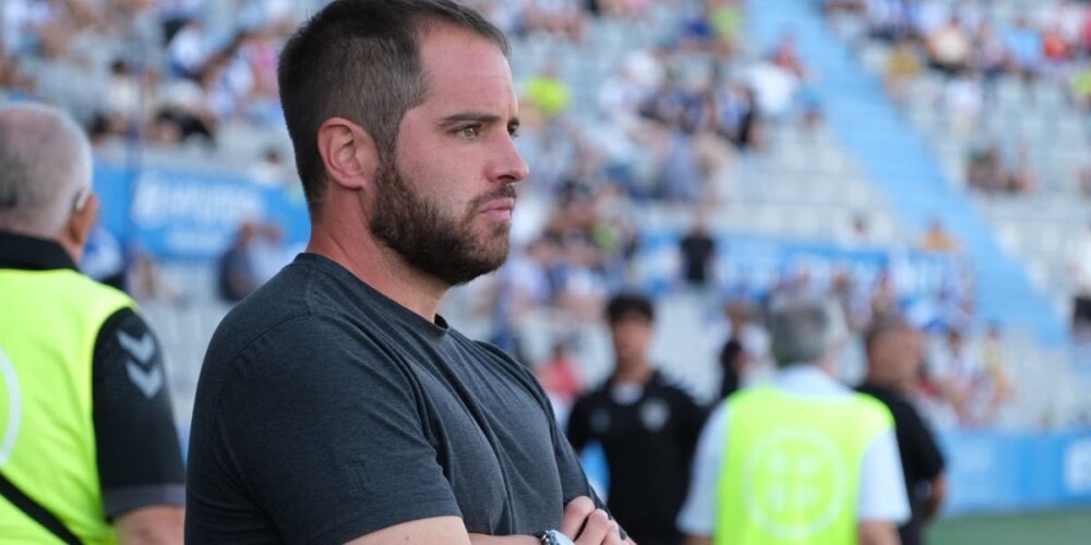 Foto portada: Lladó, a la banqueta aquest diumenge en el seu darrer partit com entrenador del CE Sabadell. Foto: @CESabadell via X (abans Twitter).