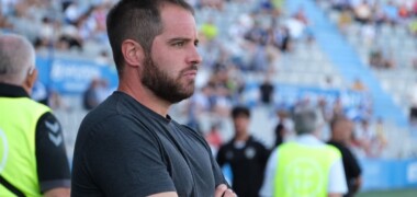 Foto portada: Lladó, a la banqueta aquest diumenge en el seu darrer partit com entrenador del CE Sabadell. Foto: @CESabadell via X (abans Twitter).