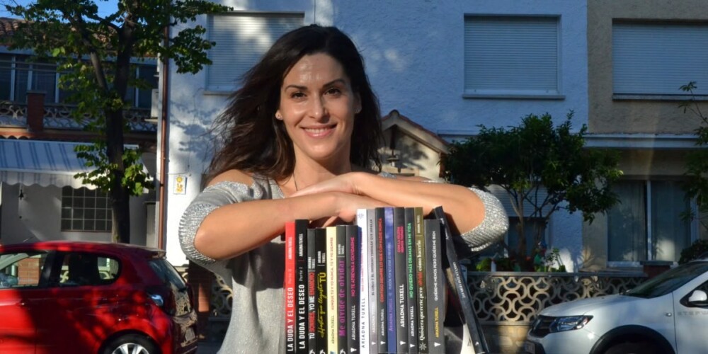 Ariadna Tuxell, amb els seus llibres, en una entrevista a Sant Oleguer. Autor: Jordi M.