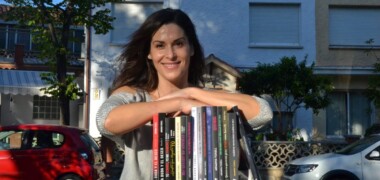 Ariadna Tuxell, amb els seus llibres, en una entrevista a Sant Oleguer. Autor: Jordi M.
