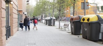 Foto portada: contenidors al carrer de les Tres Creus. Autora: Nerea Bueno.