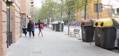 Foto portada: contenidors al carrer de les Tres Creus. Autora: Nerea Bueno.