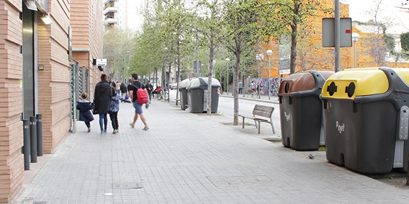 Foto portada: contenidors al carrer de les Tres Creus. Autora: Nerea Bueno.