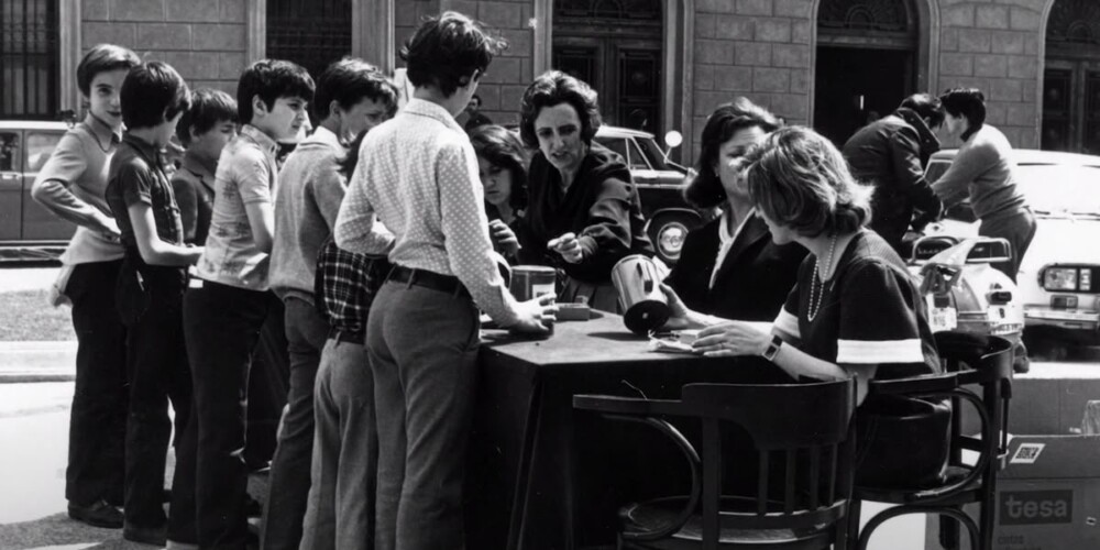 Mesa petitòria Atendis (abans APDP i abans Associació de Subnormals de Sabadell), a la plaça Sant Roc
