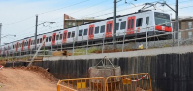 Foto portada: vies dels FGC a la seva entrada a Sabadell, en una imatge d'arxiu. Autor: David B