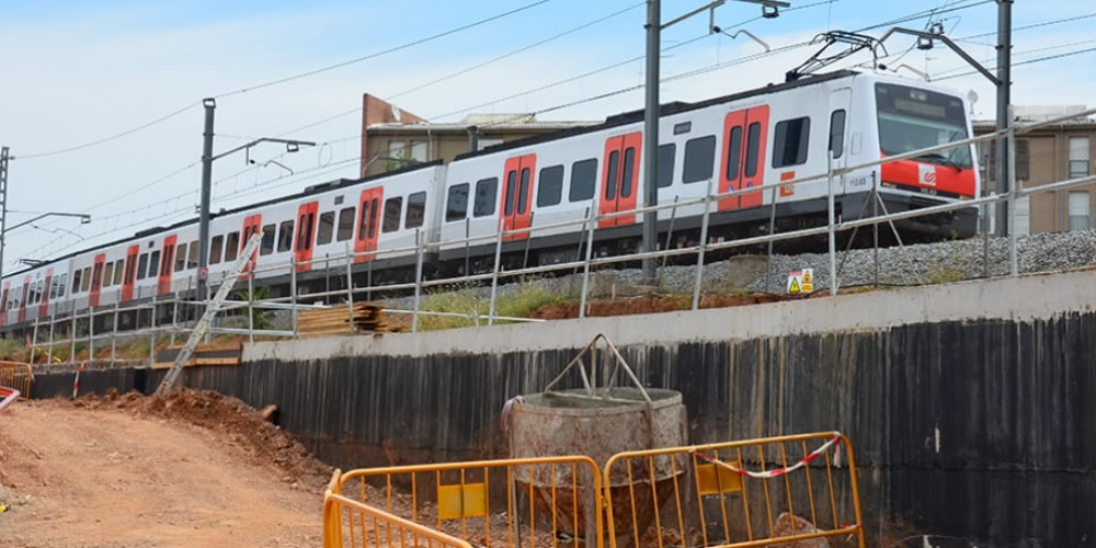 Foto portada: vies dels FGC a la seva entrada a Sabadell, en una imatge d'arxiu. Autor: David B