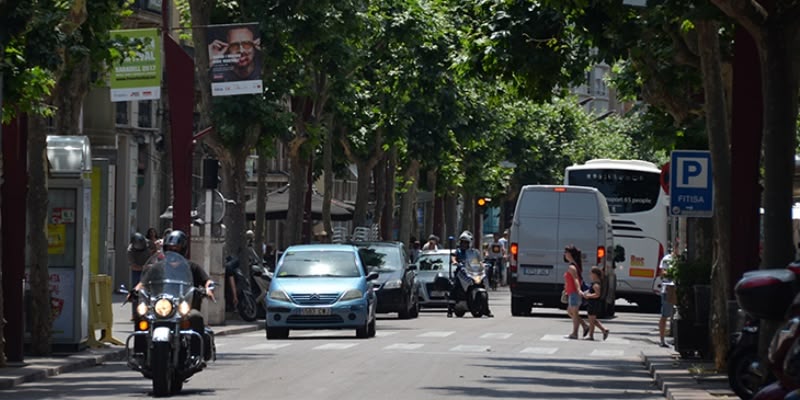 Tres vehicles de Bombers per un incendi a la Rambla