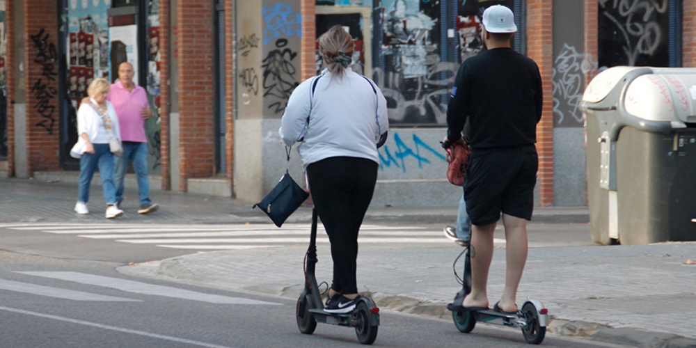 Foto portada: dos ciutadans amb patinet elèctric per la calçada de l'avinguda de Barberà, al novembre de 2022. Autora: Lucía Marín.