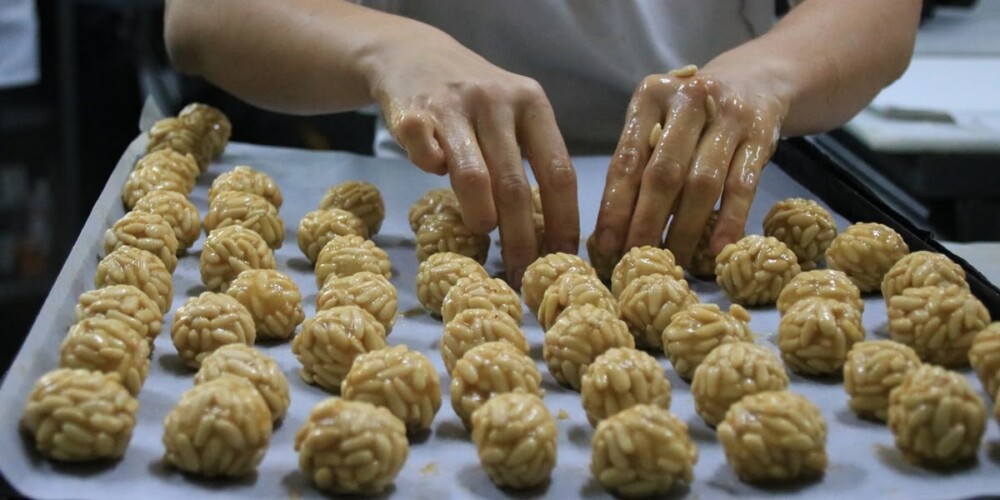 Foto portada: elaboració de panellets en un forn. Autor: ACN.