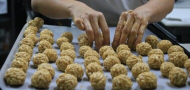 Foto portada: elaboració de panellets en un forn. Autor: ACN.