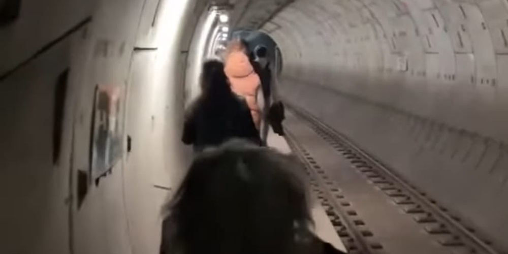 Foto portada: fotograma d'un vídeo dels passatgers a peu pel túnel, difòs per Ràdio Sabadell a Instagram.