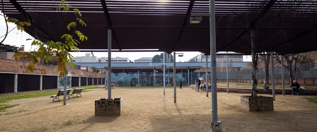 Foto portada: la cèntrica plaça de Mossèn Geis. Autor: G.Vives.