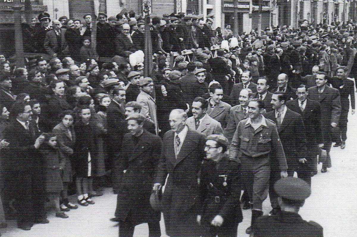 Desfilada de La Faràndula a la Rambla en els actes del segon aniversari de l'entrada de les tropes franquistes a la ciutat (27 de gener de 1941). Autor desconegut..