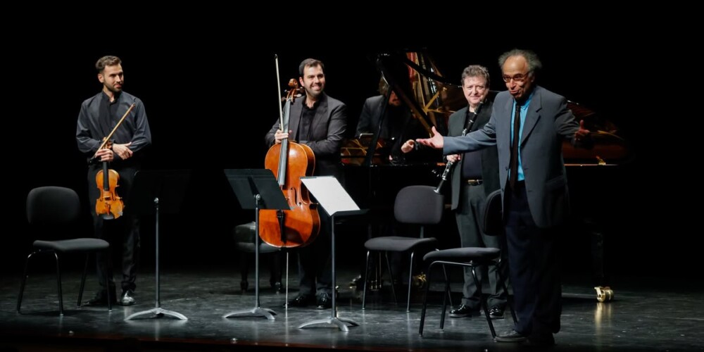 Benet Casablancas, dirigint-se al públic, en el primer concert de la seva residència. Autor: David Jiménez.