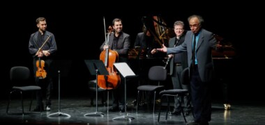 Benet Casablancas, dirigint-se al públic, en el primer concert de la seva residència. Autor: David Jiménez.