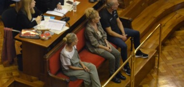 Els tres acusats, Dolors Vázquez, Pilar Vázquez i Isaac Gil, a la banqueta dels acusats. Autor: J.d.A.