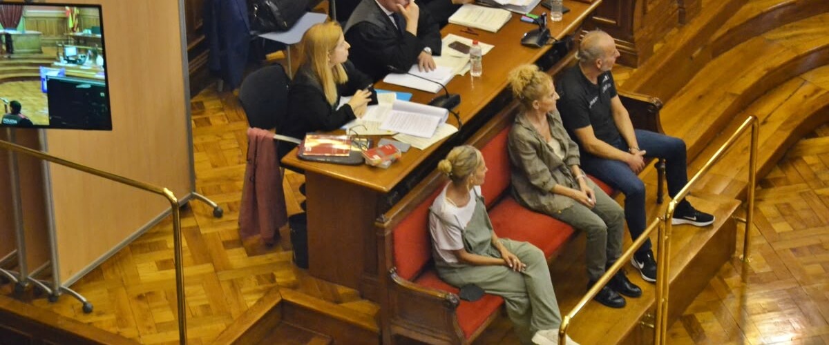 Els tres acusats, Dolors Vázquez, Pilar Vázquez i Isaac Gil, a la banqueta dels acusats. Autor: J.d.A.