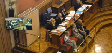 Foto portada: els tres acusats, Dolors Vázquez, Pilar Vázquez i Isaac Gil, a la banqueta dels acusats. Autor: J.d.A.