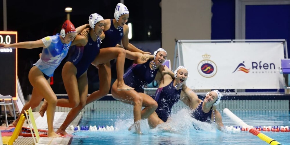 La celebració de les jugadores que eren a la banqueta al final. Autor: David Jiménez