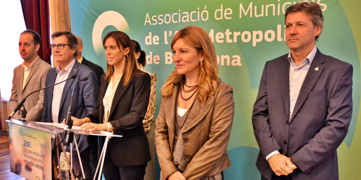 Foto portada: alcaldes i regidors dels municipis de l'Arc Metrpolità, aquest dimarts. Autor: J.d.A.