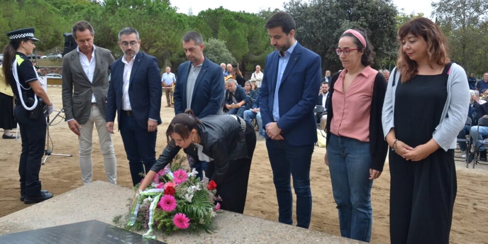 Lluís Matas (Junts), Gabriel Fernàndez (ERC), Carles de la Rosa, Marta Farrés i Pol Gibert (PSC), Anna Lara (Crida) i Alejandra Sandoval (Sabadell En Comú Podem), al Memorial Lluís Companys. Autor: Jordi M.