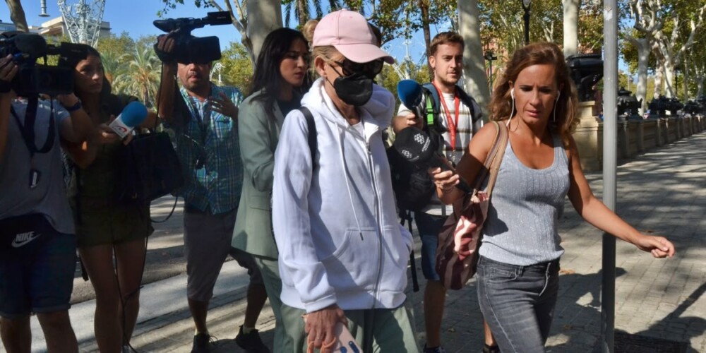 Foto portada: Dolores Vázquez, acusada de l'assassinat de Pedro Fernández, el juliol de 2021, entrant al judici, a l'octubre de 2023. Autor: J.d.A.