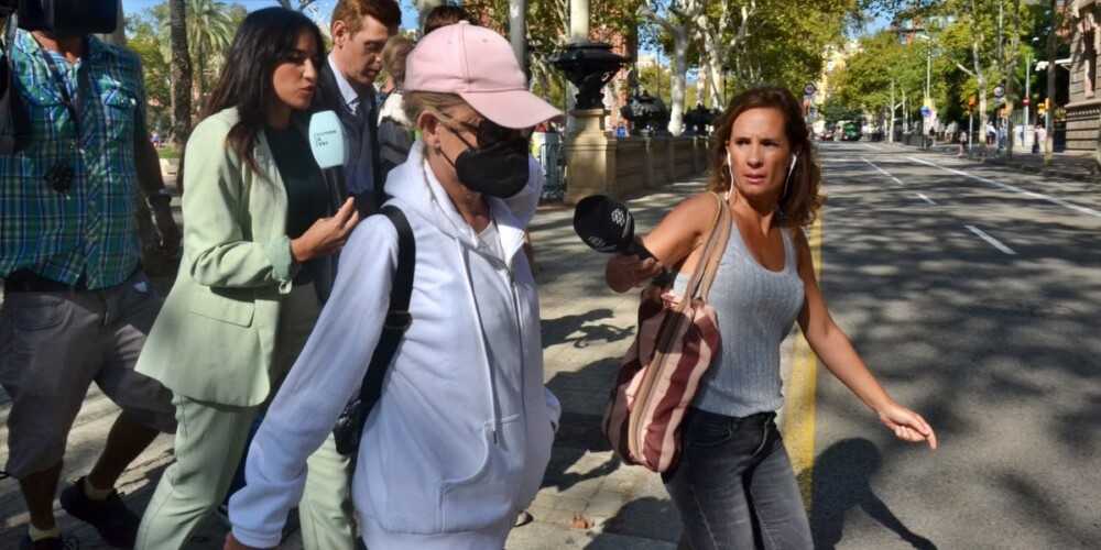 Foto portada: Dolores Vázquez, acusada de l'assassinat de Pedro Fernández, el juliol de 2021, entrant al judici, a l'octubre de 2023. Autor: J.d.A.
