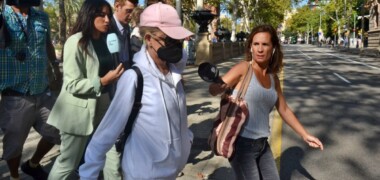 Foto portada: Dolores Vázquez, acusada de l'assassinat de Pedro Fernández, el juliol de 2021, entrant al judici, a l'octubre de 2023. Autor: J.d.A.