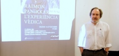 Foto de portada: Esteve Serra, presentant L'experipencia vèdica, de Raimon Panikkar, a Banyoles (2014). Cedida.