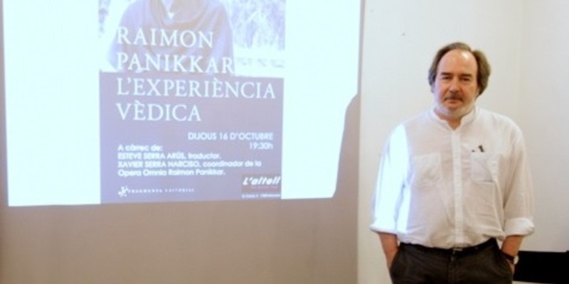 Foto de portada: Esteve Serra, presentant L'experipencia vèdica, de Raimon Panikkar, a Banyoles (2014). Cedida.