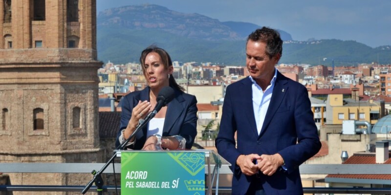 L'alcaldessa de Sabadell, Marta Farrés, i Lluis Matas, presentant l'Acord pel Sabadell del Sí, el 4 d'octubre de 2023. Autor: J.d.A 
