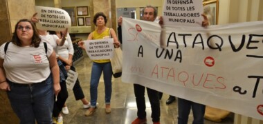 Foto portada: representants dels sindicats de l'Ajuntament, aquest dilluns. Autor: J.d.A.
