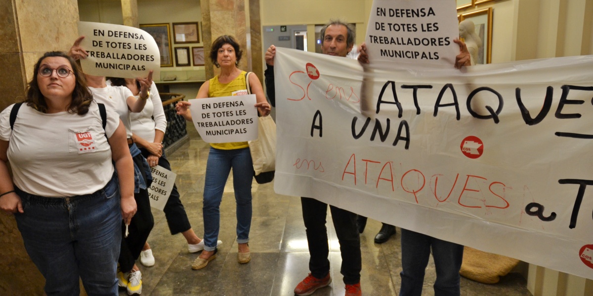 Foto portada: representants dels sindicats de l'Ajuntament, aquest dilluns. Autor: J.d.A.