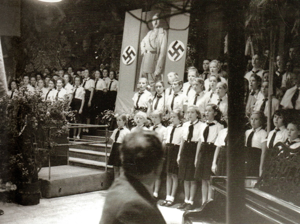 Celebración del Día de Gracias a Dios por la Cosecha en el Palau de la Música Catalana (1 octubre 1941). ANC.