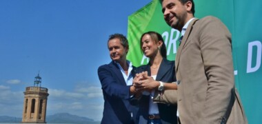 Foto portada: el portaveu de Junts, Lluís Matas, l'alcaldessa, Marta Farrés, i el portaveu del PSC, Pol Gibert. Autor: J.d.A.