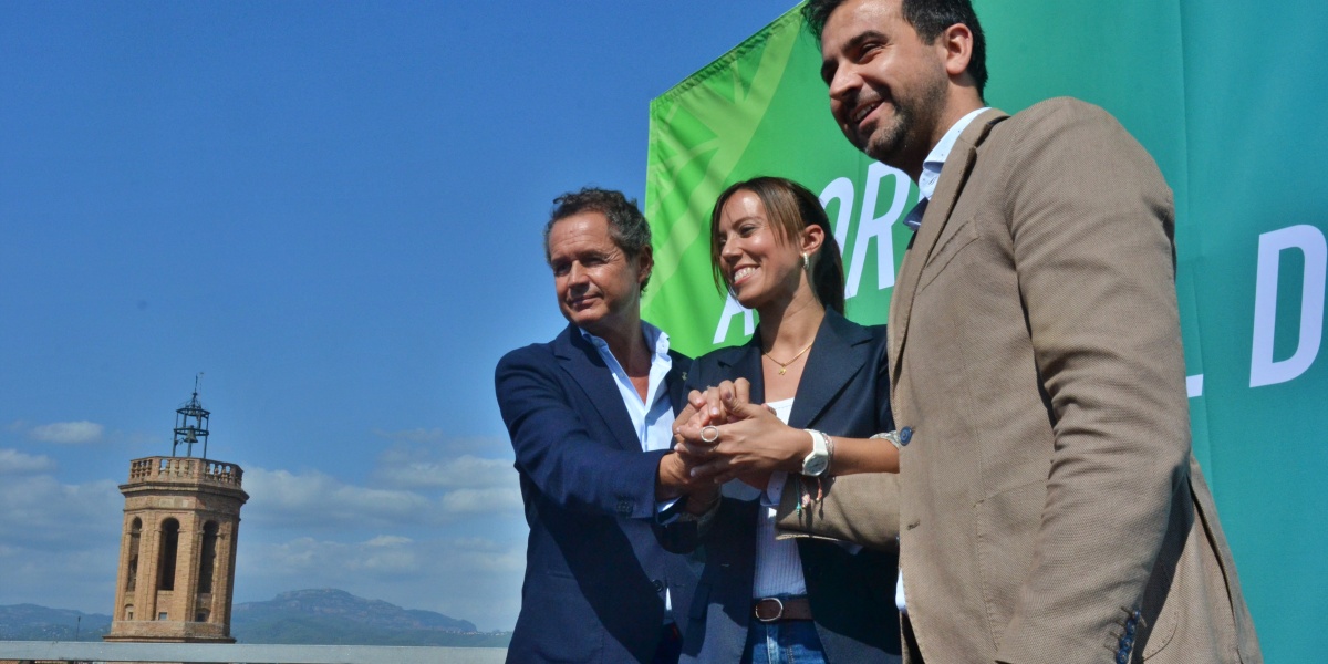 Foto portada: el portaveu de Junts, Lluís Matas, l'alcaldessa, Marta Farrés, i el portaveu del PSC, Pol Gibert. Autor: J.d.A.