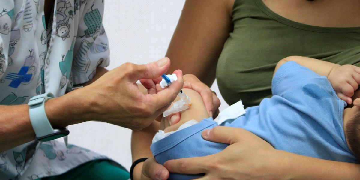 Vacuna a un nadó. Font: ACN.