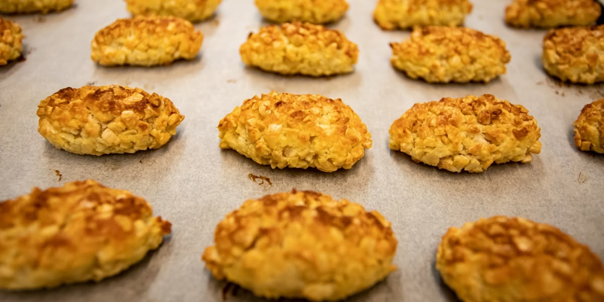 La pastisseria Sallés, al centre de Sabadell, preparant panellets. Autora: Alba Garcia.