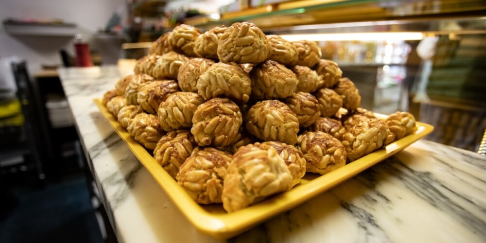 Foto portada: panellets de pinyons de Sallés. Autora: Alba Garcia.